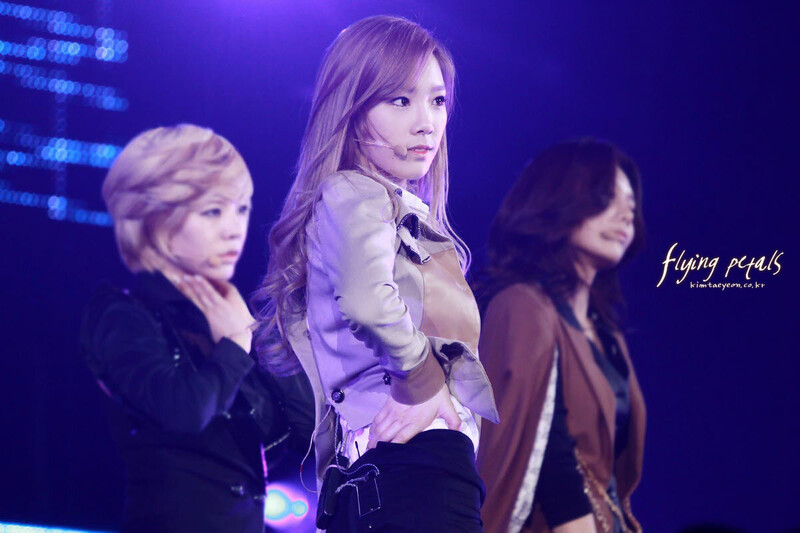 120126 Girls' Generation Taeyeon at Korean International Style Show documents 9