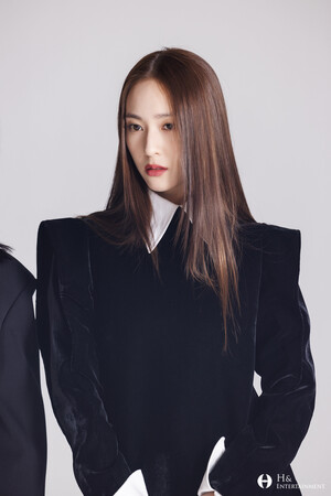 231104 - KRYSTAL for Vogue Korea - Behind The Scenes