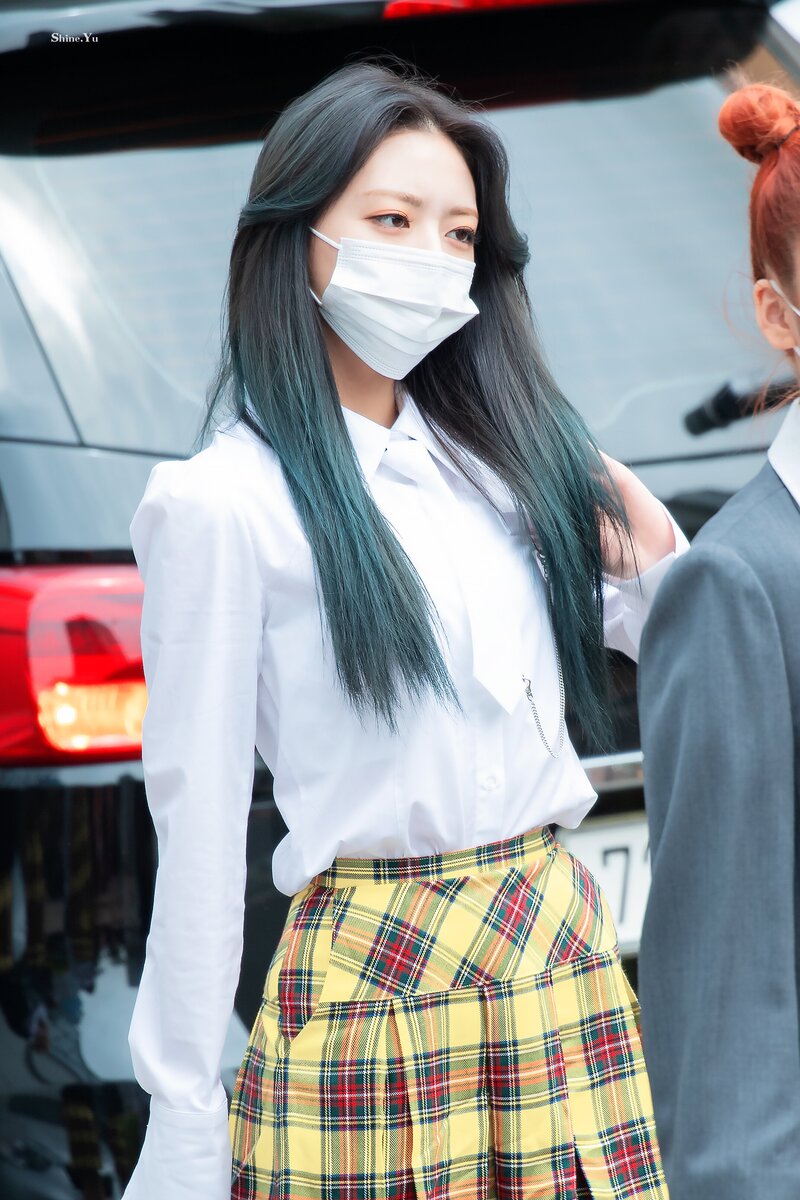 210422 ITZY Yuna on the way to film Knowing Brothers documents 2