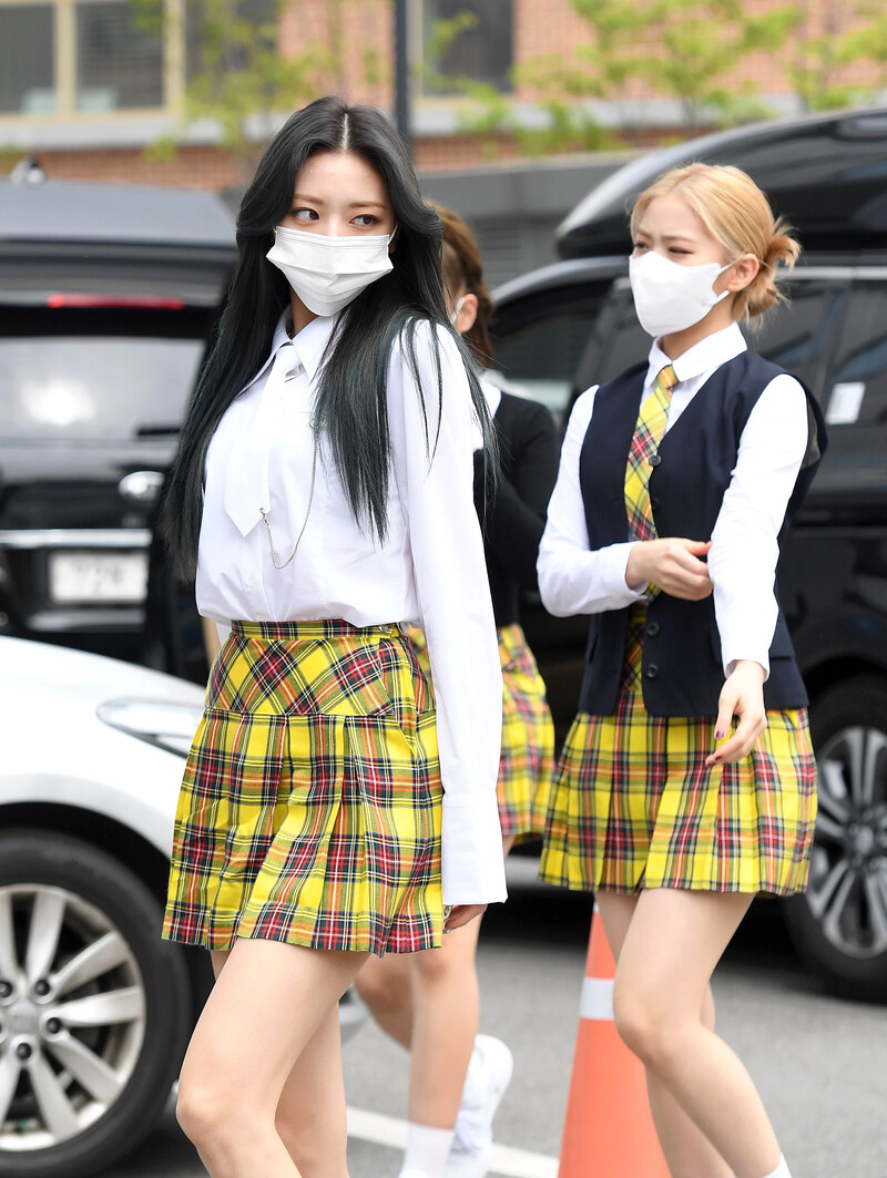 210422 ITZY on their way to film Knowing Brothers documents 9