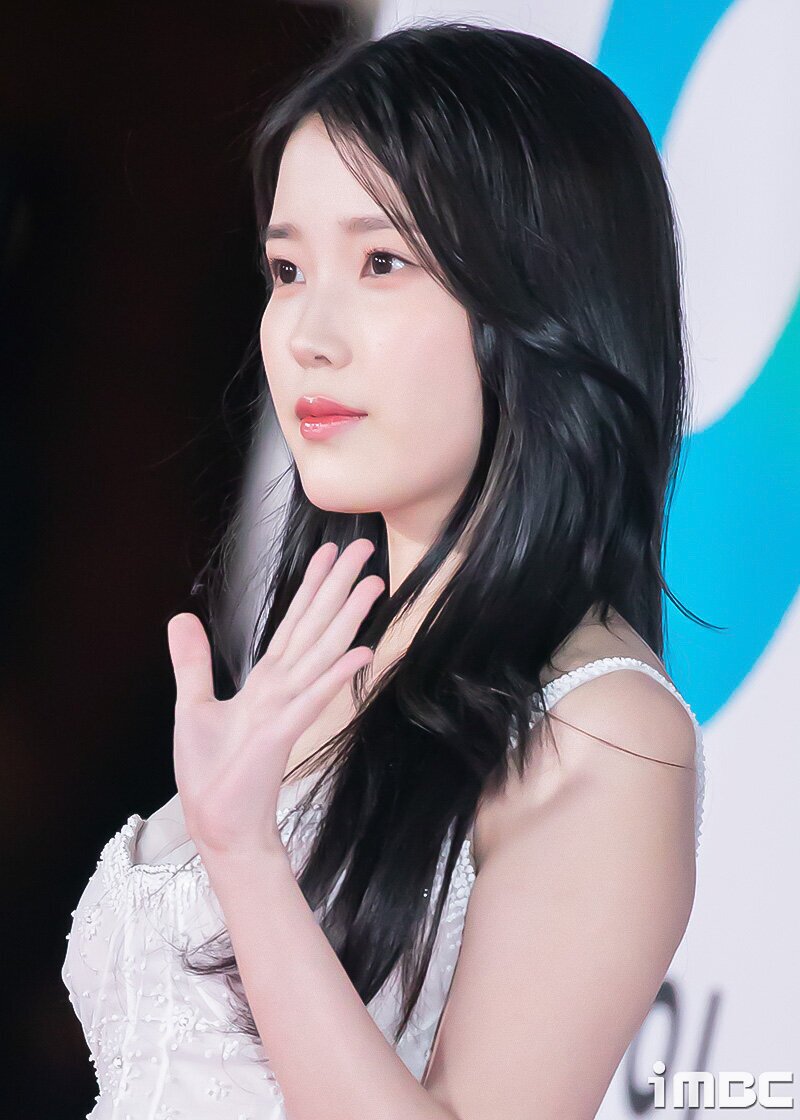 221125 IU at 43rd Blue Dragon Film Awards Red Carpet documents 25