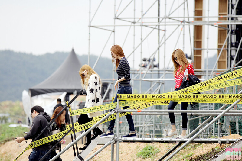 141003 Girls' Generation-TTS at Music Bank documents 6