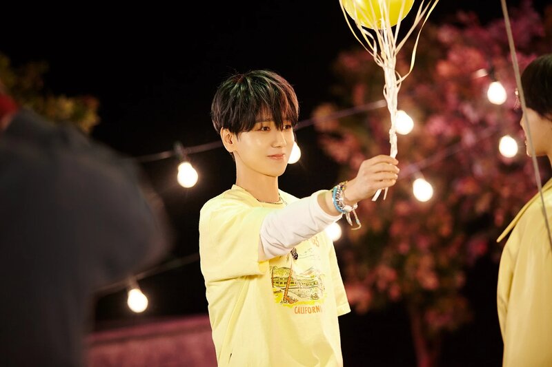 210504 SMTOWN Naver Update - Yesung's "Beautiful Night" M/V Behind documents 17