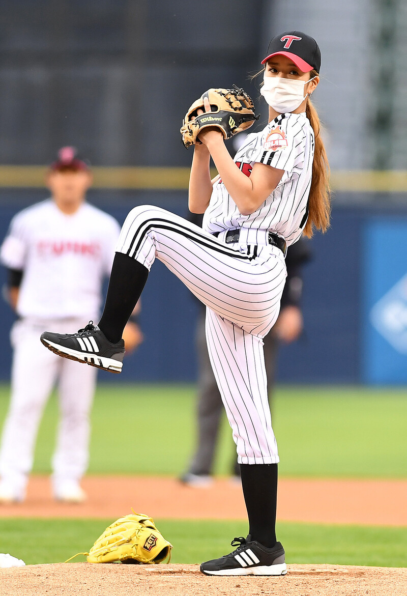 210529 Apink Bomi - LG Twins 1st Pitch documents 1