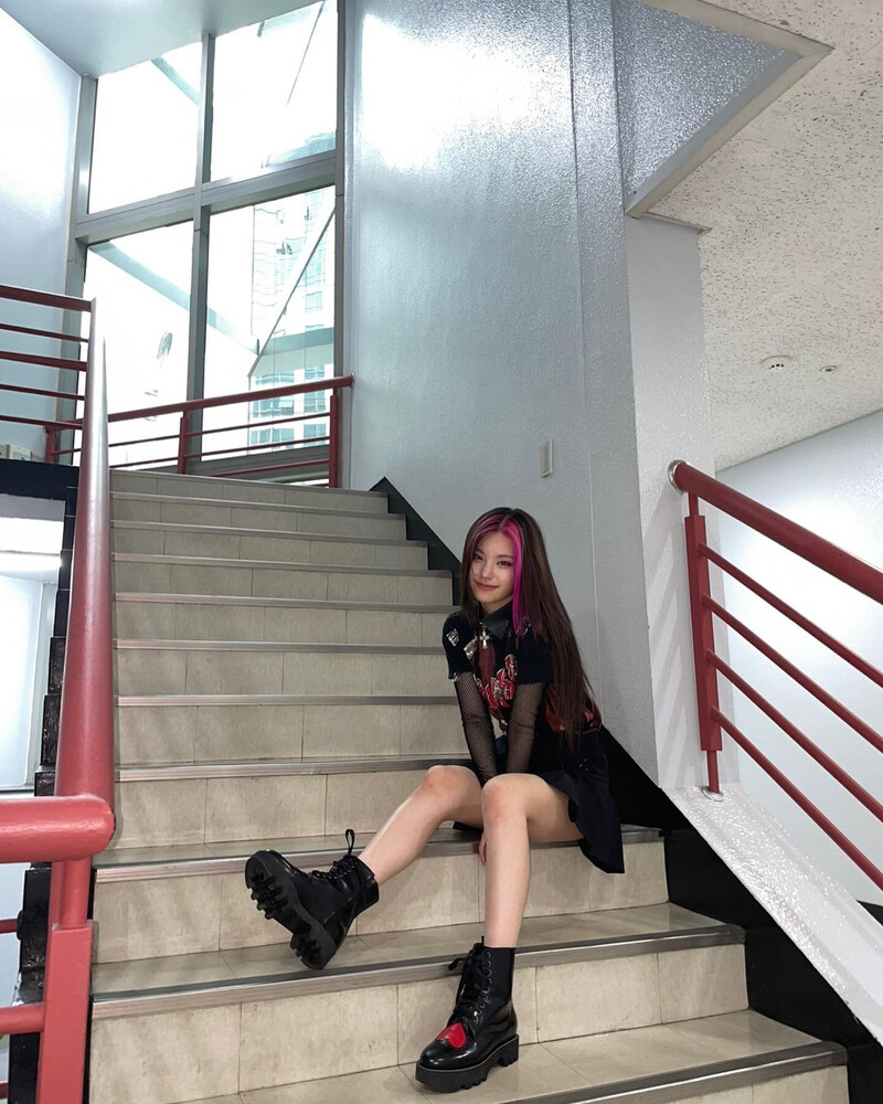 211011 ITZY Instagram Update - Yeji documents 6