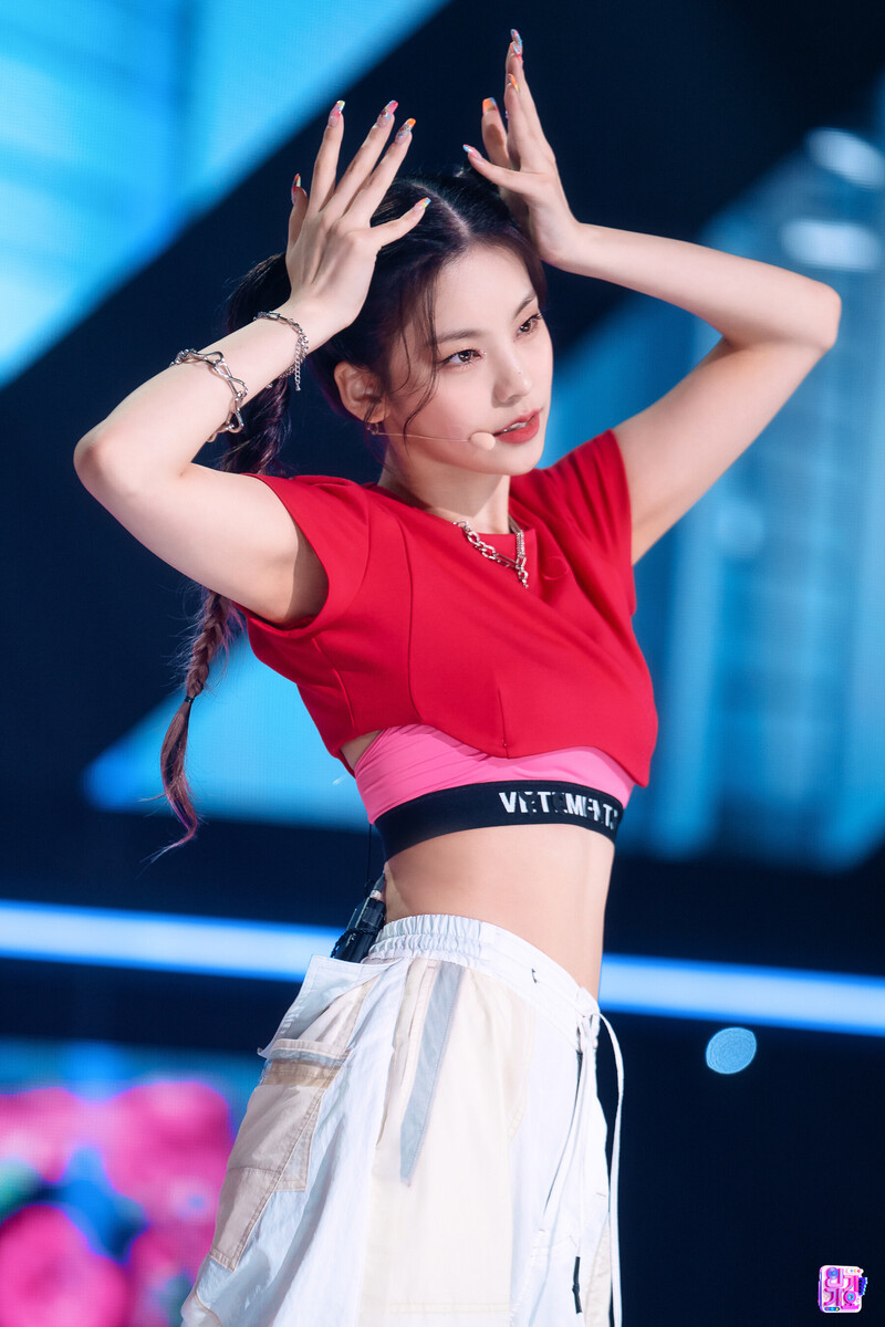 220724 ITZY Yeji - 'SNEAKERS' at Inkigayo documents 3