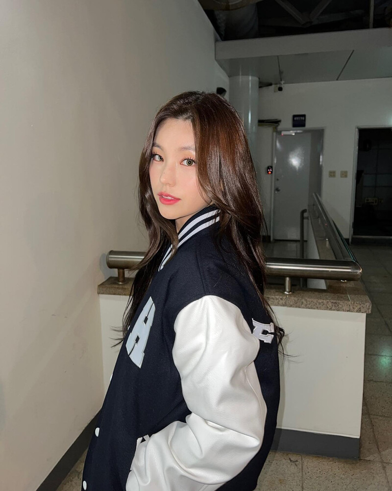 221011 ITZY Instagram Update - Yeji | kpopping