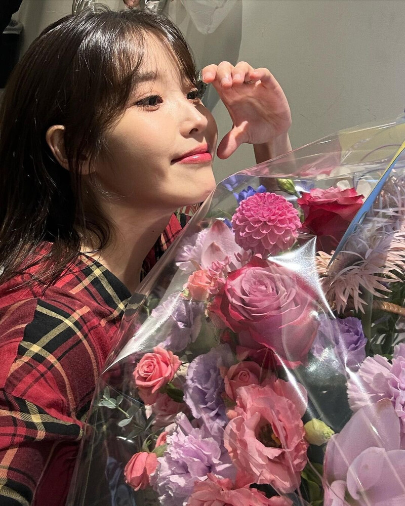 230929 IU Instagram Update documents 5