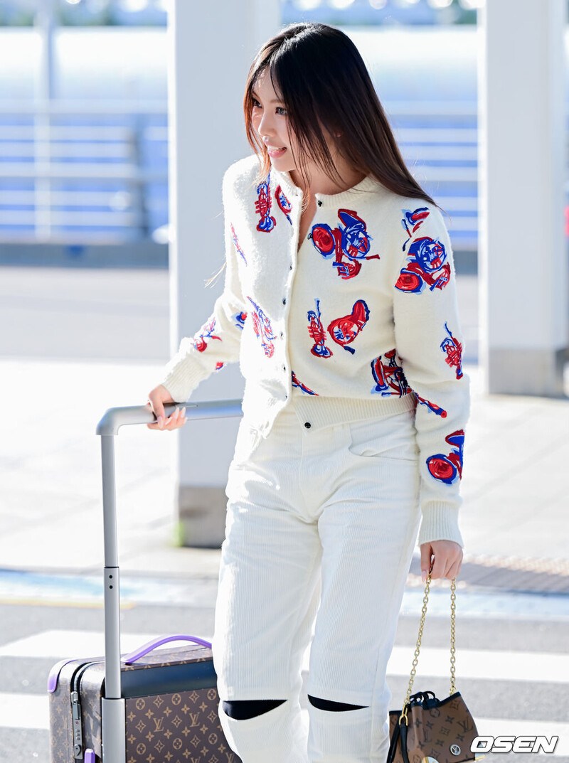 231001 New Jeans Hyein at Incheon International Airport documents 5