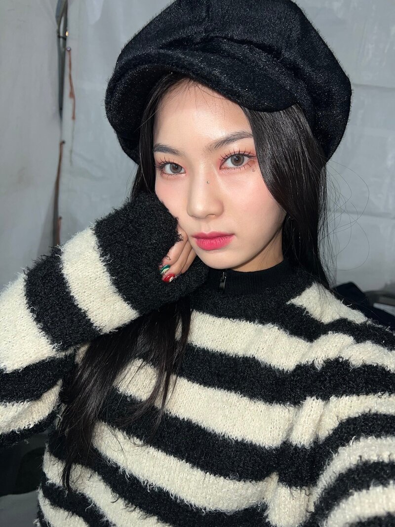 221226 STAYC Twitter Update - Isa documents 1