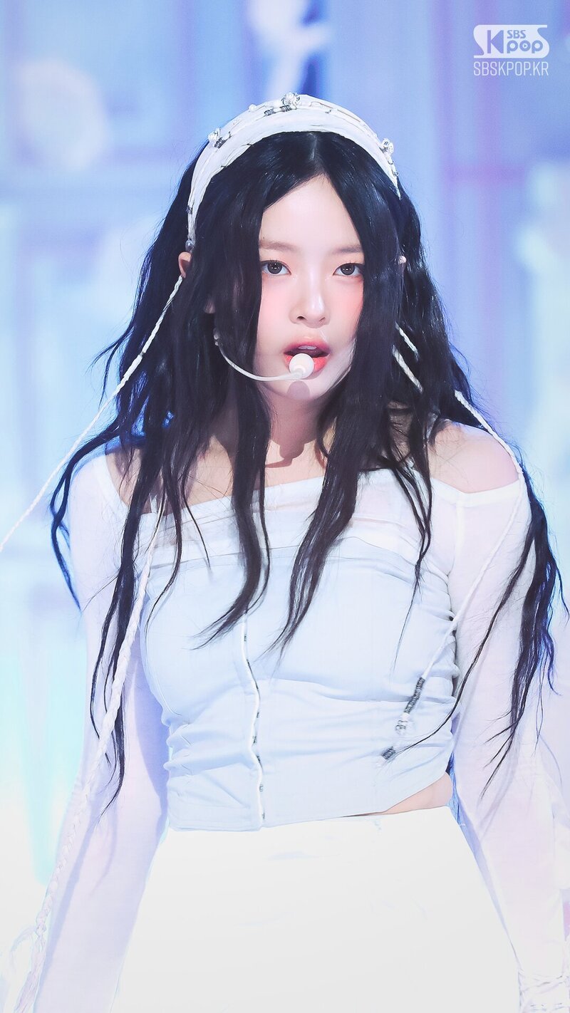 230723 NewJeans Hanni - 'Cool With You' at Inkigayo documents 4