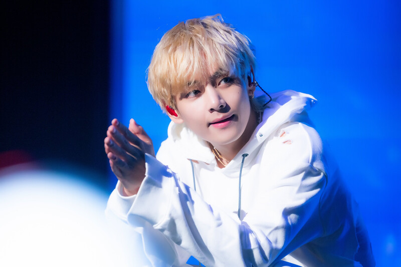 230910 BTS V - 'Slow Dancing' at Inkigayo documents 7