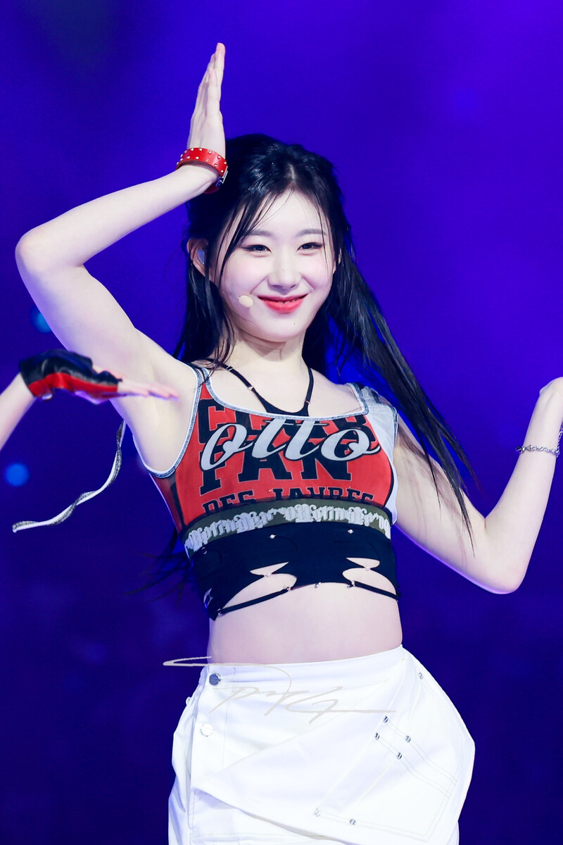 240602 ITZY Chaeryeong at K-Wave Concert Inkigayo documents 5