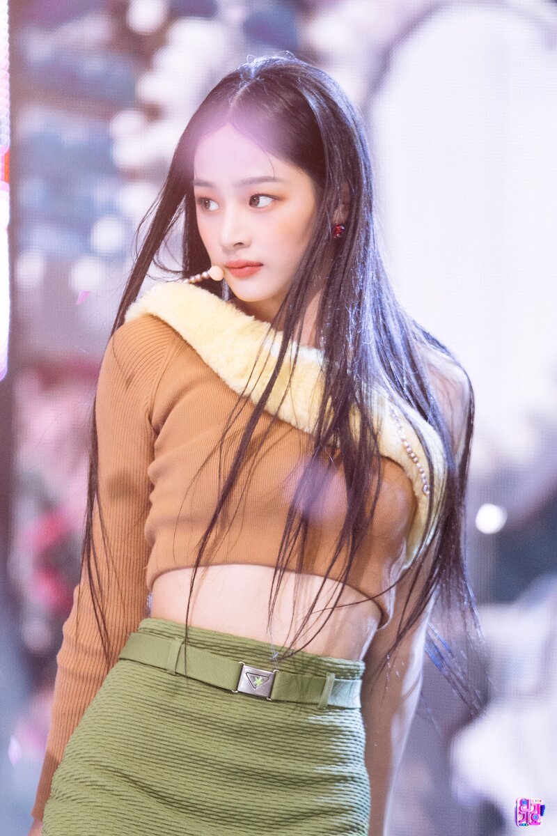 220821 NewJeans Minji - 'Attention' at Inkigayo documents 1