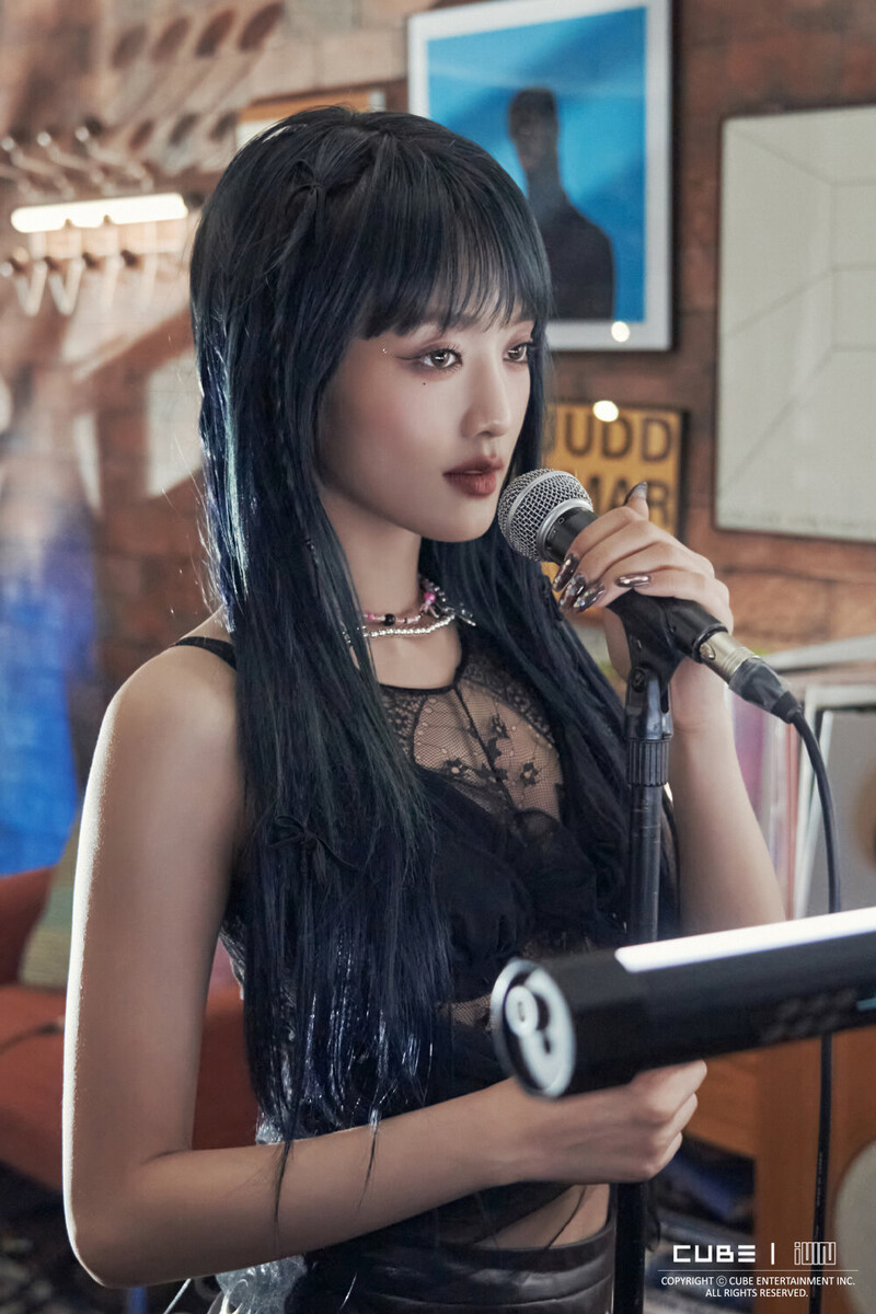 230720 (G)I-DLE Weverse Update -  'I feel' Behind documents 1