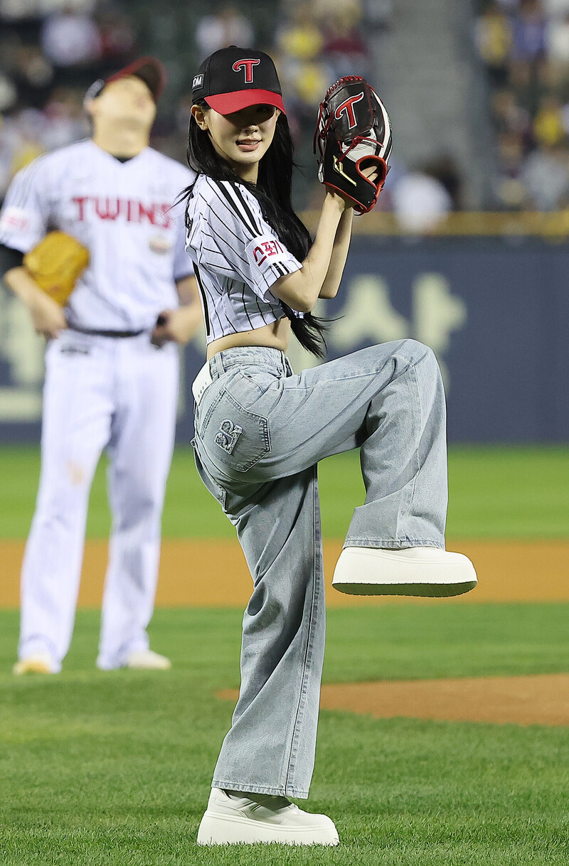 (G)I-DLE's Miyeon throws First Pitch for LG Twins documents 17