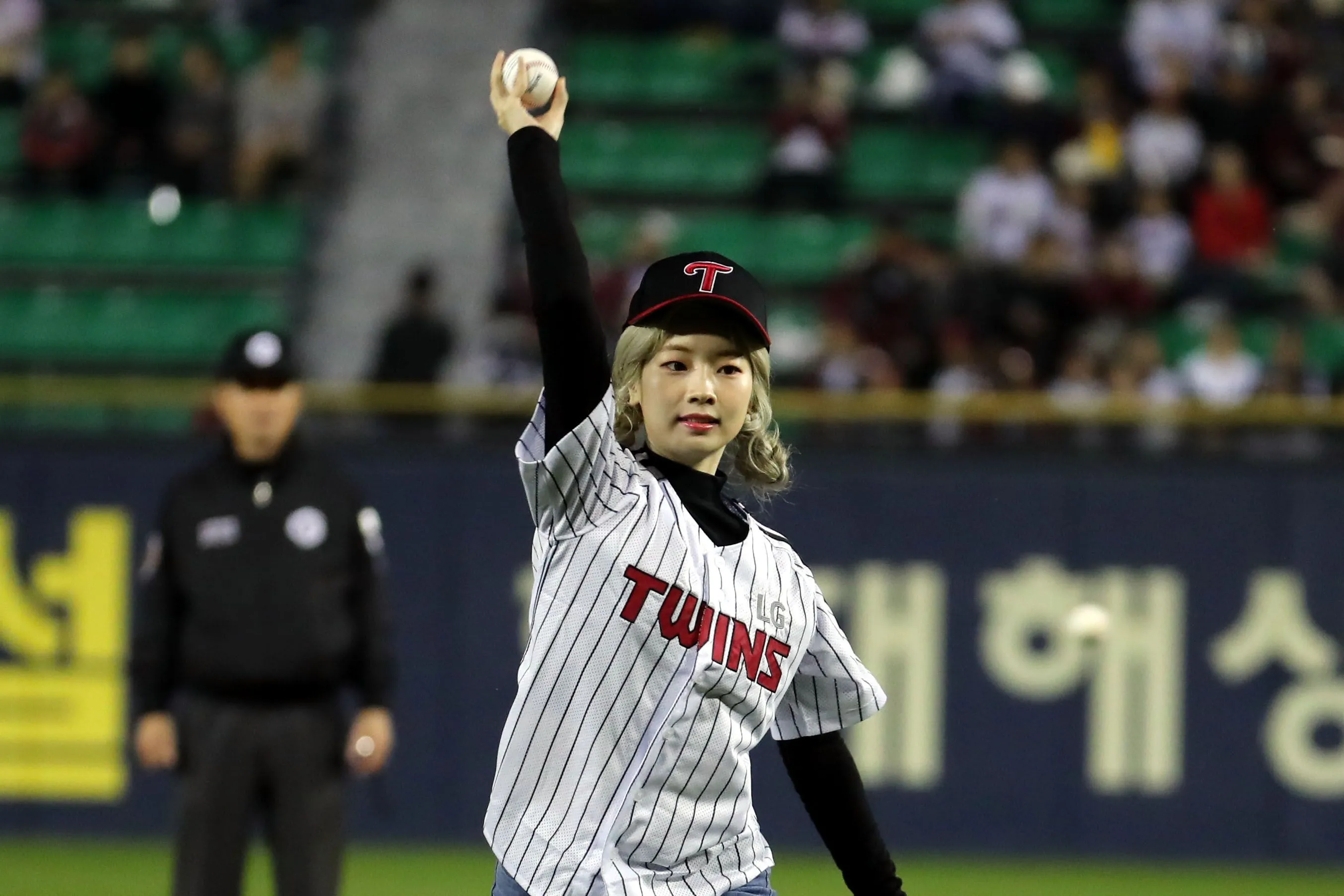 First Pitch at LG Twins game - Dahyun (TWICE) Photo (43044117