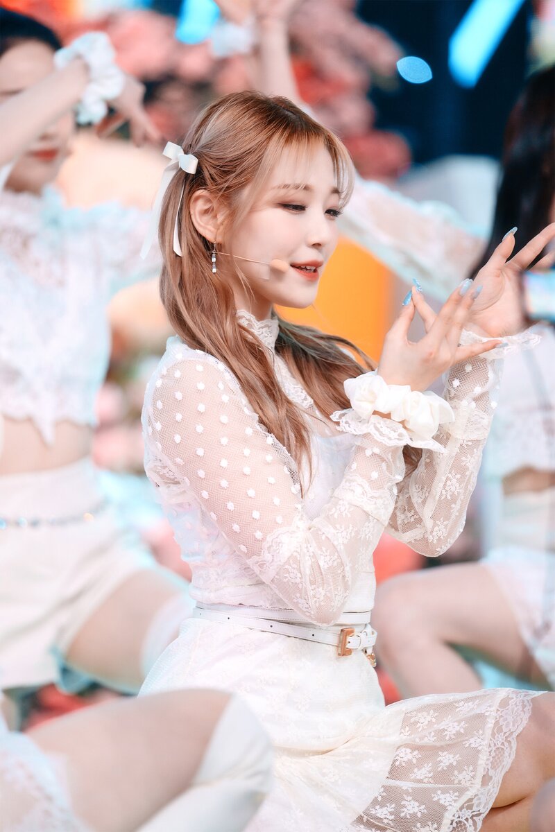 220123 fromis_9 Jiheon - 'DM' at Inkigayo documents 15