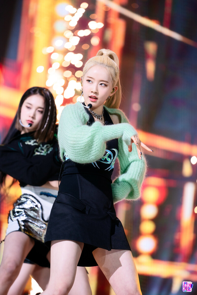 220306 STAYC Sieun - 'RUN2U' at Inkigayo documents 7