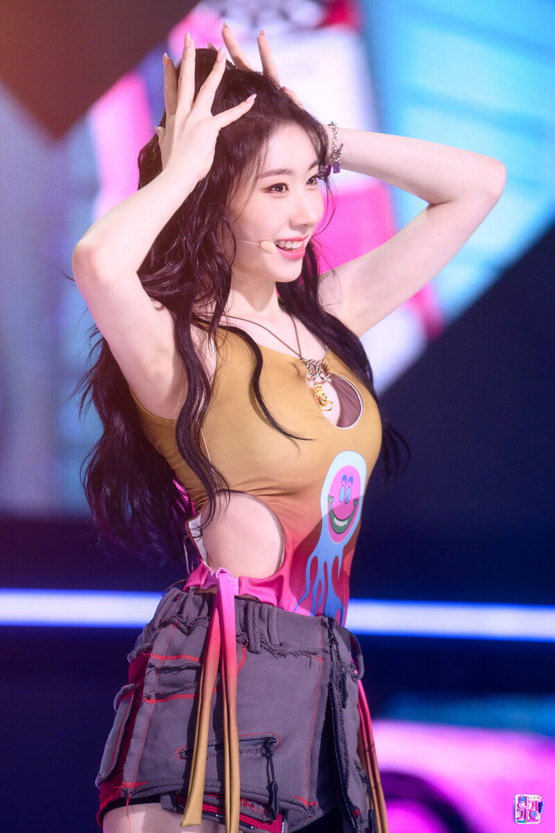 220724 ITZY Chaeryeong - 'SNEAKERS' at Inkigayo documents 4