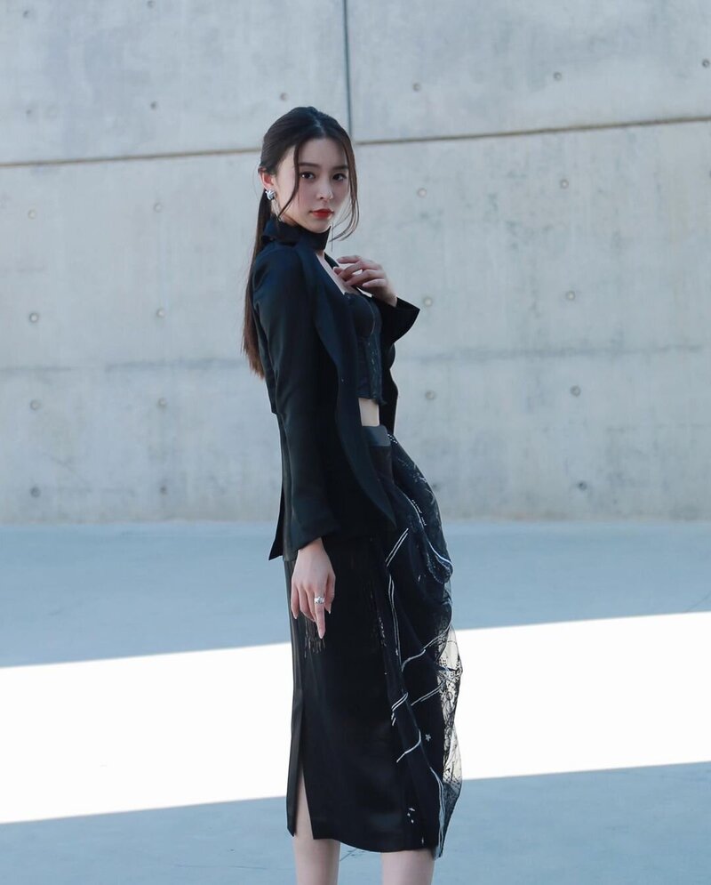 220908 Elkie at China Fashion Week Instagram Update documents 4