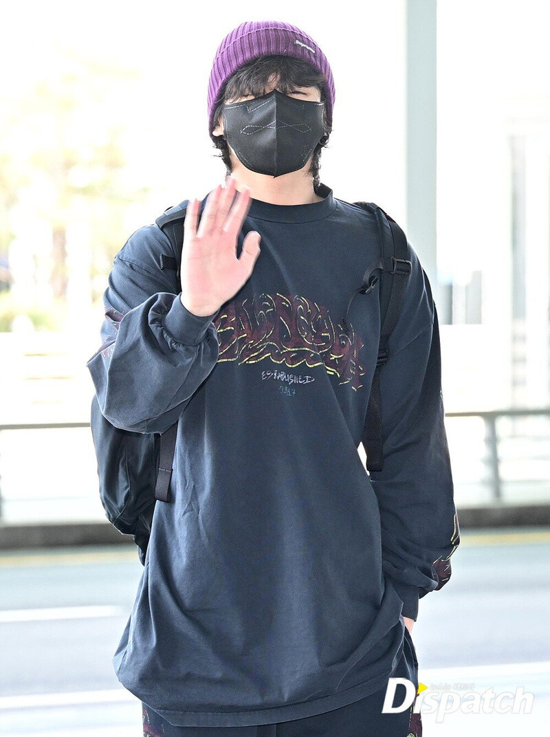 230614 BTS Jungkook at Incheon International Airport documents 3