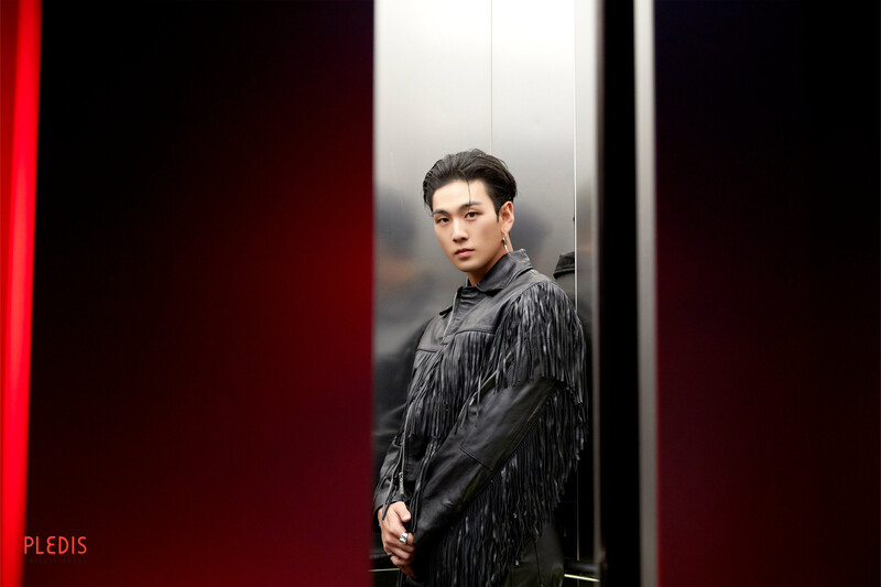 230904 - Weverse - Baekho Elevator Behind Photos documents 6