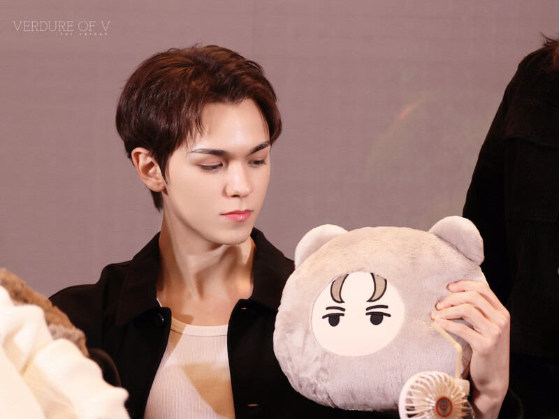 241229 SEVENTEEN Vernon - Yiziyhu Fansign Event in Shanghai documents 4