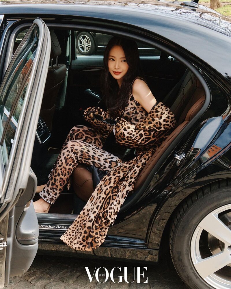 Son Naeun for Vogue Korea x 2023 F/W Dolce & Gabbana Fashion Show documents 5