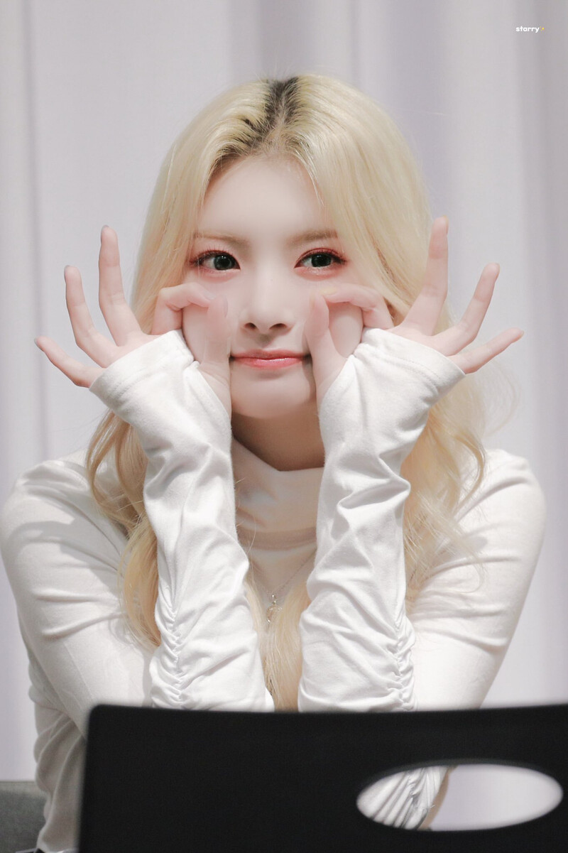 230924 EVERGLOW Yiren - Apple Music Fansign documents 16