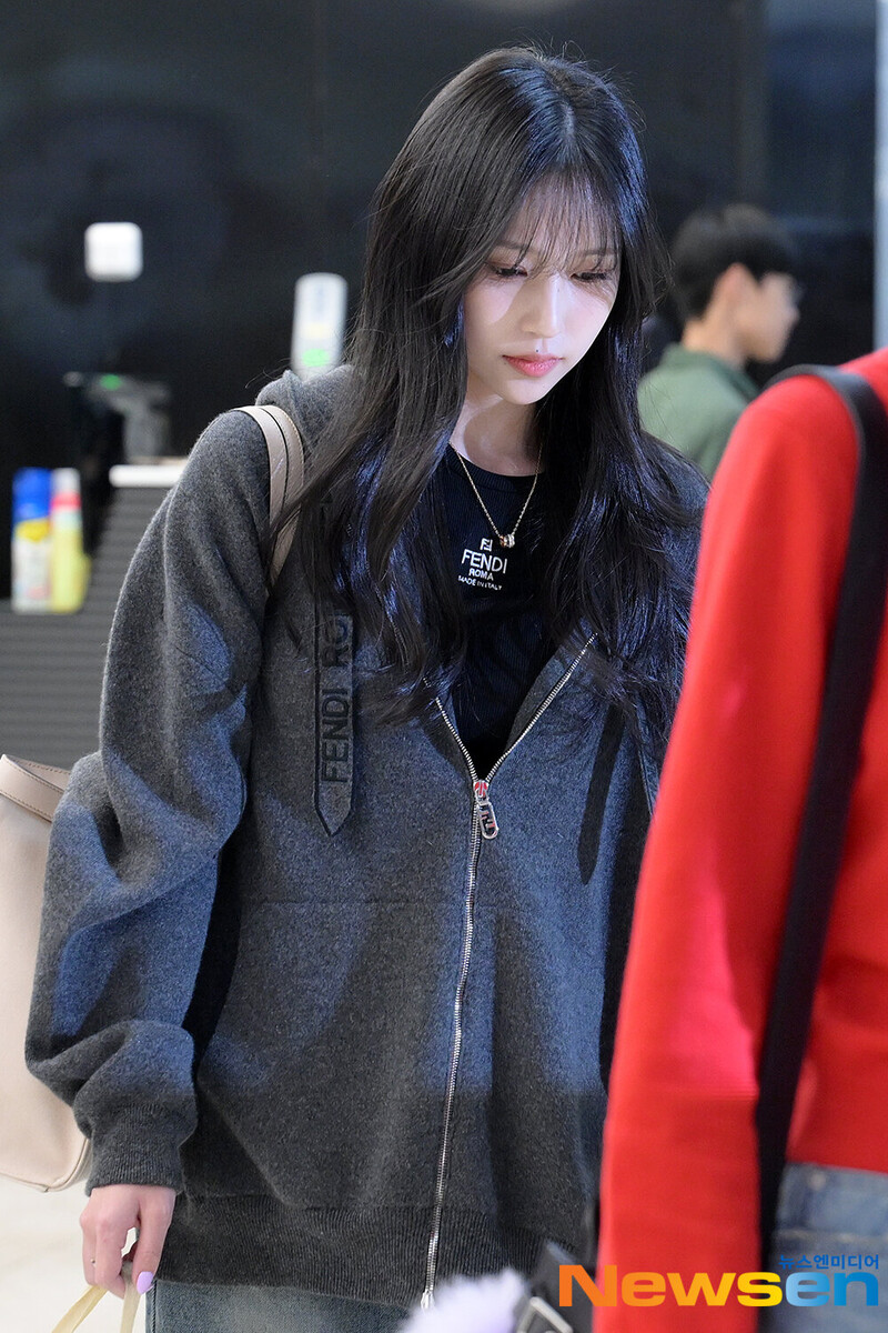 231008 TWICE Mina at Gimpo International Airport documents 1