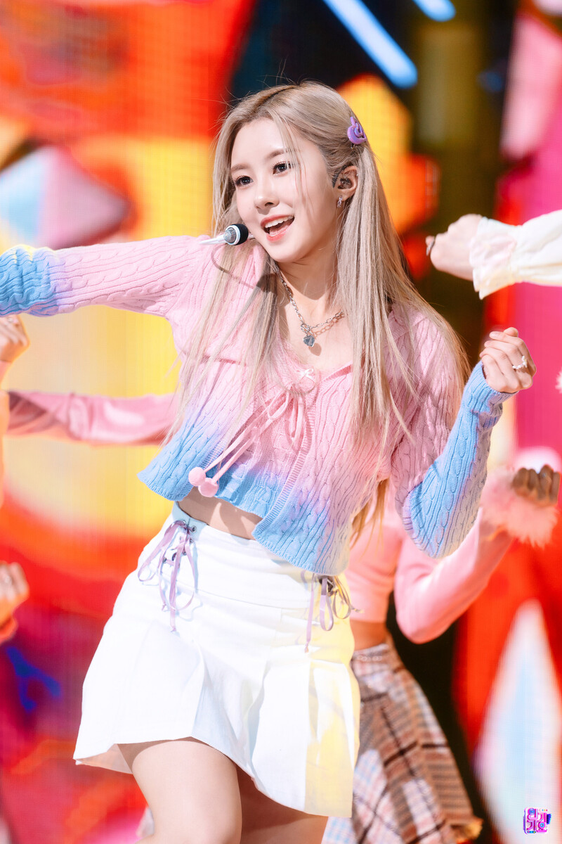 220123 Kep1er Dayeon - 'WA DA DA' at Inkigayo documents 5