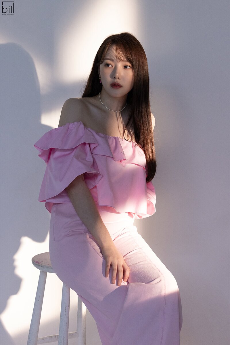 230718 Bill Entertainment Naver Post - Yerin for 'Rolling Stone Korea' behind documents 8