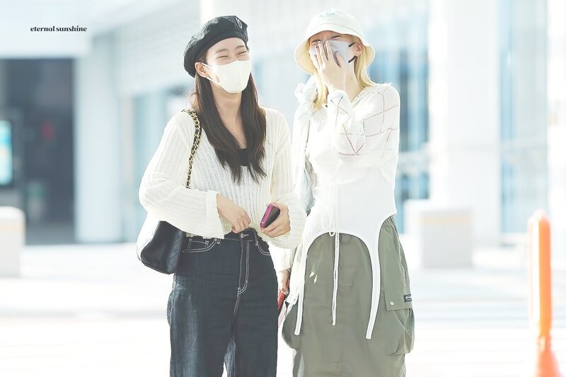230721 KARA Seungyeon & Youngji at Incheon Airport documents 1