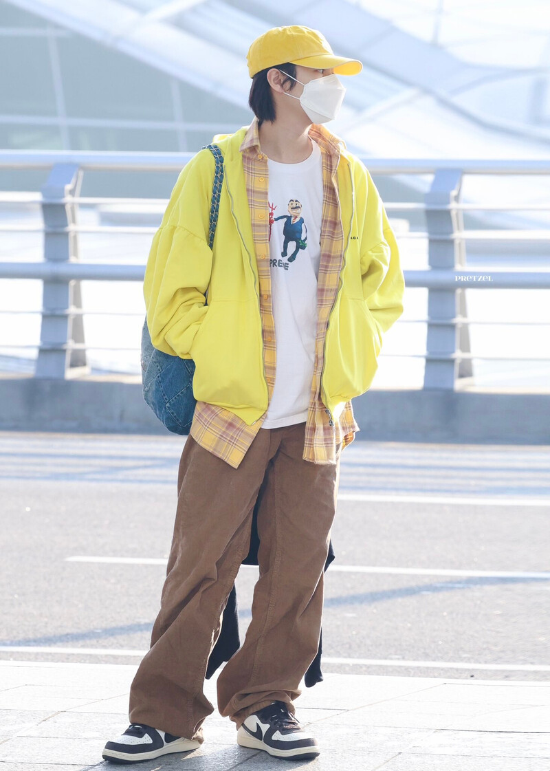 240101 NCT DREAM Renjun at Incheon International Airport documents 2