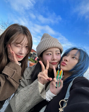 241205 - JiU Instagram Update with HANDONG n SIYEON