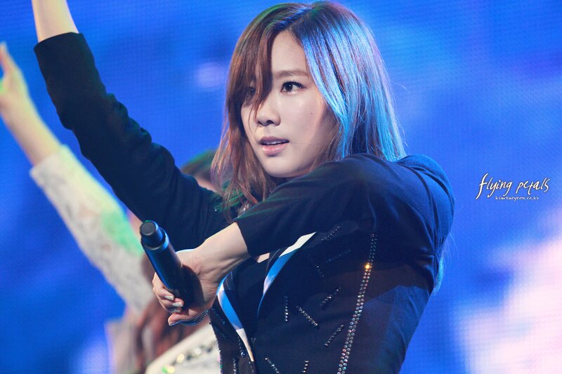 121021 Girls' Generation Taeyeon at GS& Concert documents 14