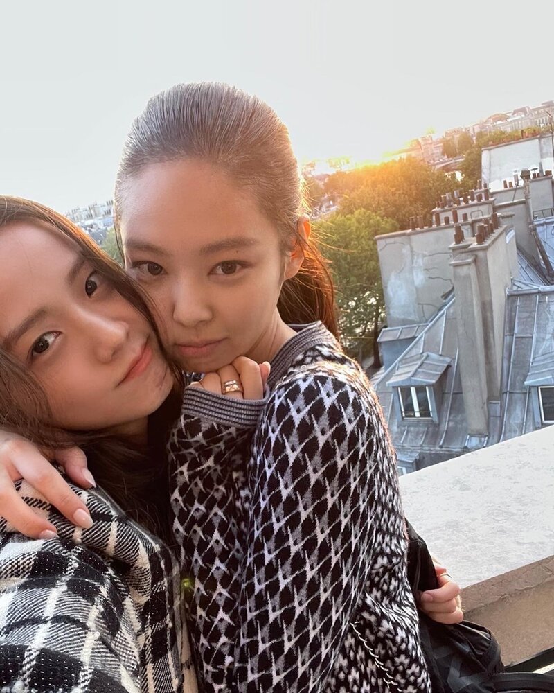 211001 Jisoo & Jennie Instagram Update in Paris documents 2