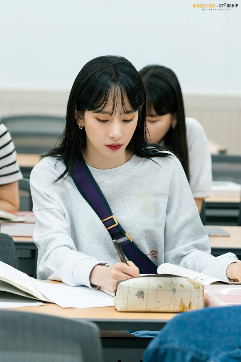 211008 Starship Naver Post - Seola "Love in black hole" Drama Behind documents 14