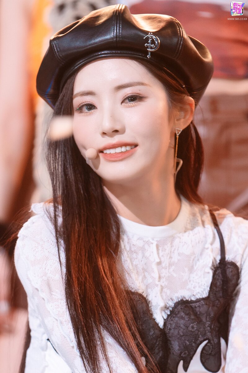 220130 fromis_9 Jiwon - 'DM' at Inkigayo documents 13