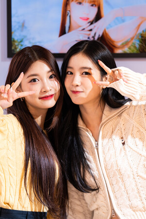 221124 WOOAH - WOOYEON & MINSEO - at K-town Pop-up store