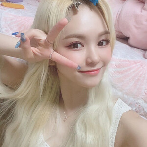 200706 E:U Twitter Update (EVERGLOW) 