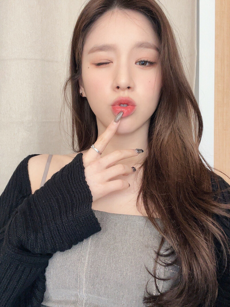 220323 LOONA Twitter Update - Heejin documents 3