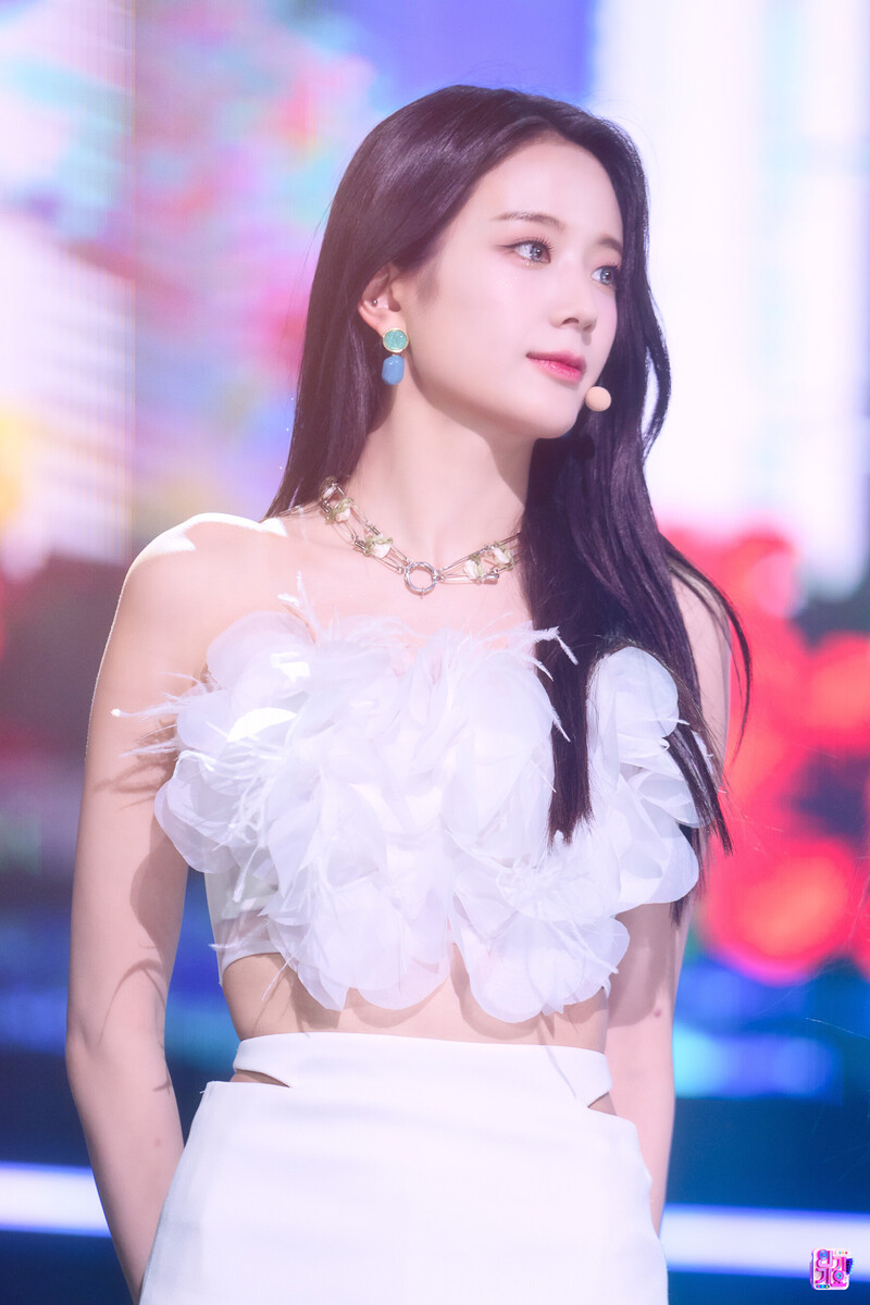220710 fromis_9 Gyuri 'Stay This Way' at Inkigayo documents 3