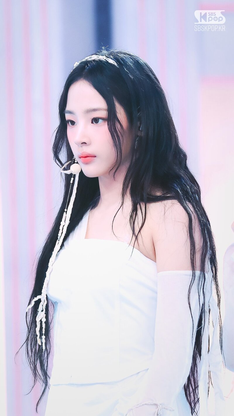 230723 NewJeans Minji - 'Cool With You' at Inkigayo documents 4