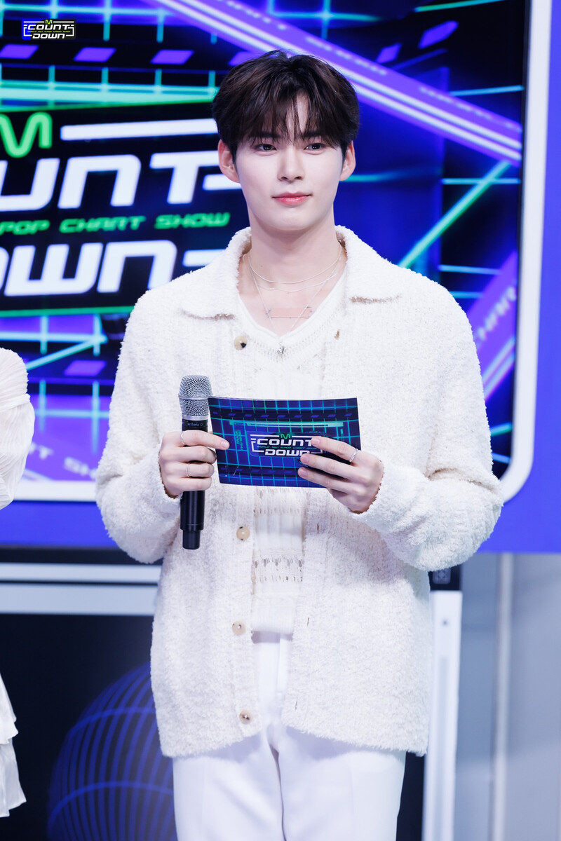 2321116 MC Hanbin at M Countdown documents 8