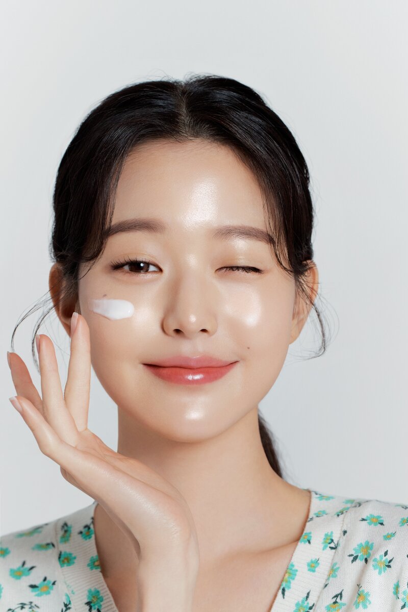 Wonyoung for Innisfree - 'Green Tea Seed Sereum' documents 7