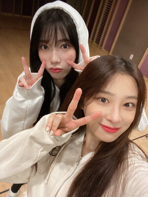 230103 Rocket Punch Weverse Update - Suyun & Yunkyoung