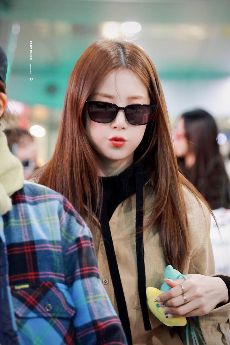 250101 Apink CHORONG at Incheon international airport documents 3