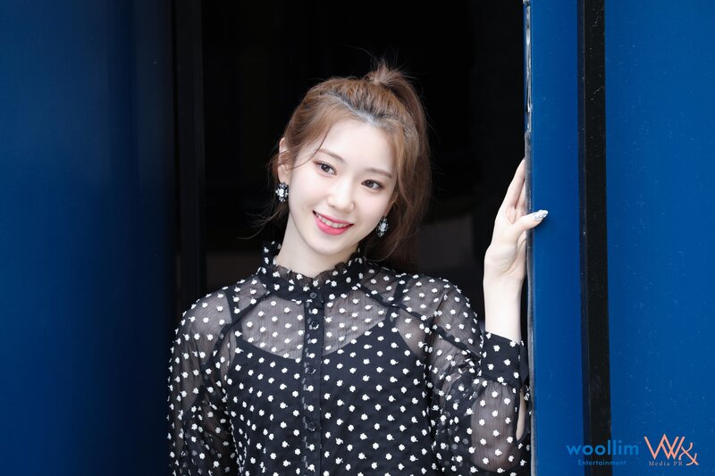 210531 WN Naver Post - Rocket Punch Interview Photos Behind documents 16